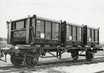 169986 Afbeelding van laadkistenwagen NS 93824 (type HH) van de N.S. met open laadkisten te Helmond.